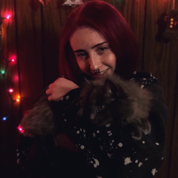 Meet your Posher, Jenn 🌸 - Picture 4 of 9